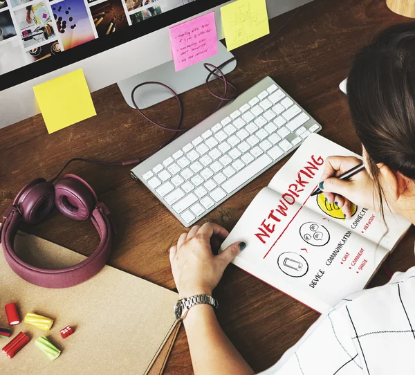 Jeune femme travaillant dans un studio de design — Photo