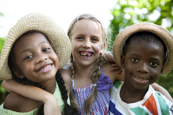 Multietniskt barn utomhus — Stockfoto