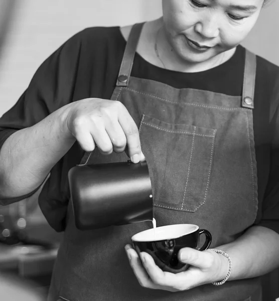 Barista dělat kávu v kavárně — Stock fotografie