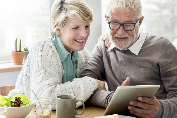 Cuplu senior folosind tabletă digitală — Fotografie, imagine de stoc