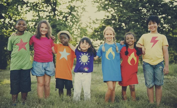 Bambini multietnici all'aperto — Foto Stock