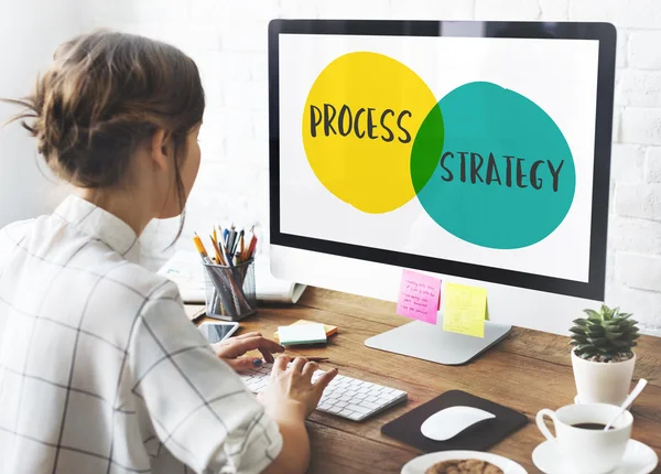 Mujer joven trabajando en estudio de diseño — Foto de Stock