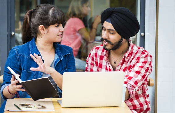 Estudantes aprendendo juntos — Fotografia de Stock