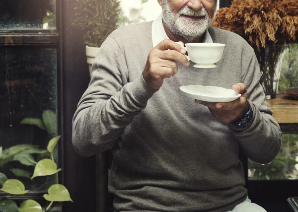 Άνθρωπος πίνοντας τσάι — Φωτογραφία Αρχείου