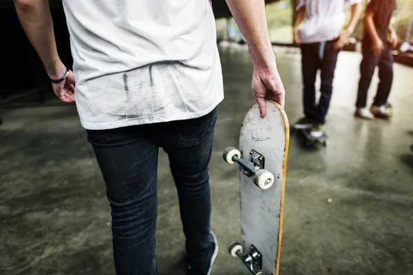 Skater człowiek z deskorolka — Zdjęcie stockowe