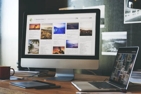 Luogo di lavoro con computer — Foto Stock