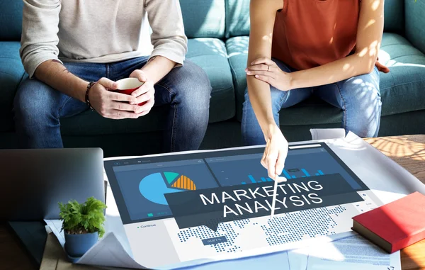Žena ukazuje na monitoru s marketingové analýzy — Stock fotografie