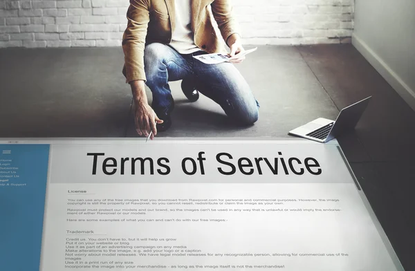 Businessman working with Terms Of Service — Stock Photo, Image