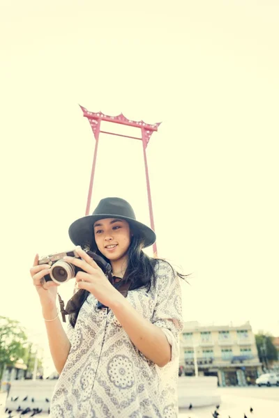 Jonge Aziatische meisje met camera — Stockfoto