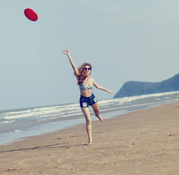 Mujer deportiva jugando Frisbee —  Fotos de Stock