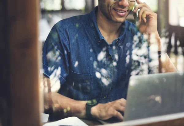 Mężczyzna rozmawia na telefonie i za pomocą laptopa — Zdjęcie stockowe