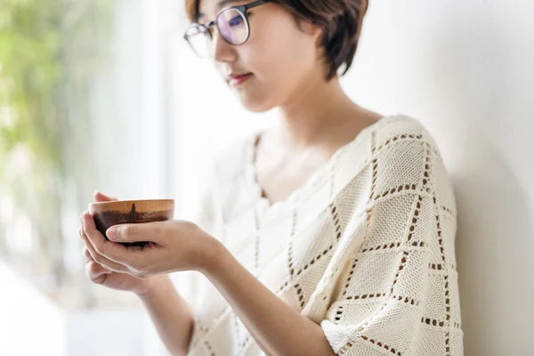 Asiática linda chica con té taza — Foto de Stock