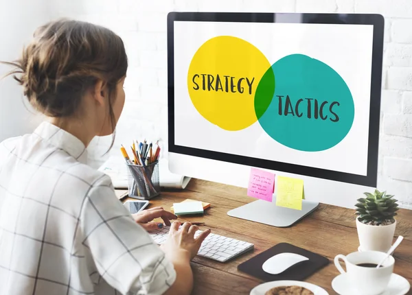 Mujer joven trabajando en estudio de diseño — Foto de Stock