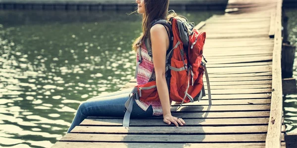 Vrouw tijd doorbrengen in de natuur — Stockfoto