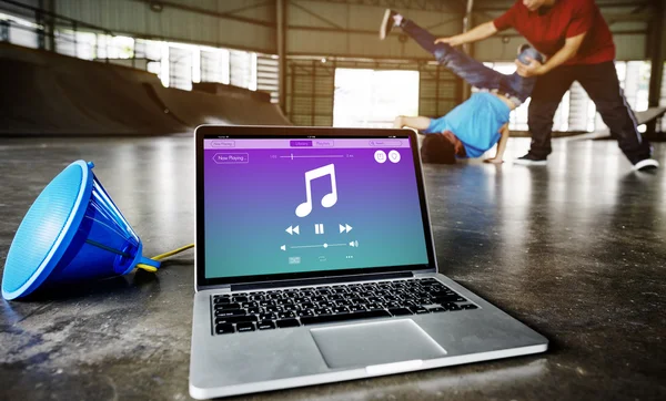 Ordinateur portable ouvert avec breakdancers — Photo