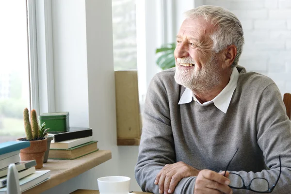 Hombre mayor en casa relajante — Foto de Stock