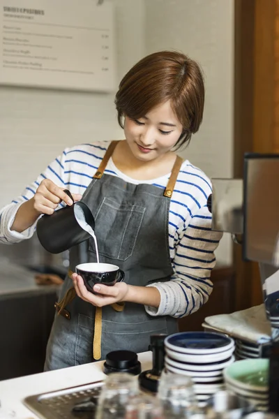 Mujer barista haciendo café capuchino —  Fotos de Stock