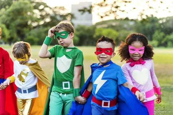 Superhelden-Kinder haben Spaß — Stockfoto