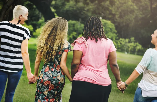 Freunde verbringen Zeit im Park — Stockfoto