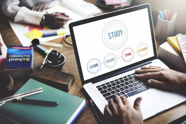 Employé de bureau tapant sur le clavier de l'ordinateur portable — Photo