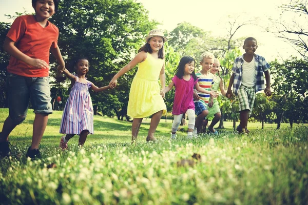 Niños jugando al aire libre —  Fotos de Stock