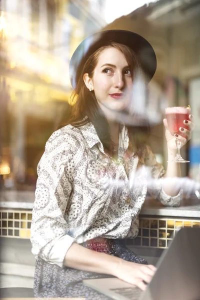 Perempuan minum di kafe — Stok Foto