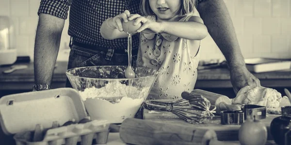 Девочка готовит с отцом — стоковое фото