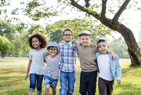 Los niños alegres juegan juntos —  Fotos de Stock