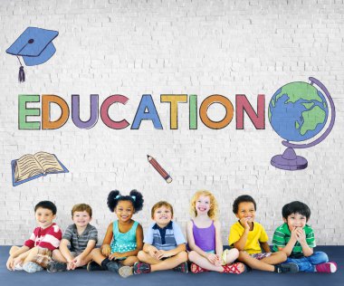 Çeşitlilik çocuk birlikte oturan