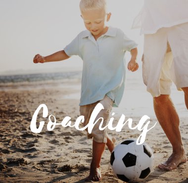 Baba oğul top oynuyorlar.