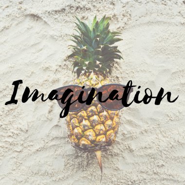 Kum üzerinde komik ananas