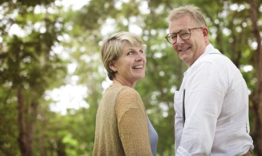 Yaşlı çift el ele tutuşuyor.