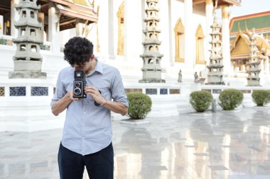 adam tutarak fotoğraf makinesi
