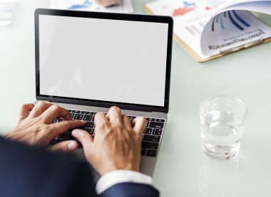 Bilgisayarla çalışan bir iş adamı