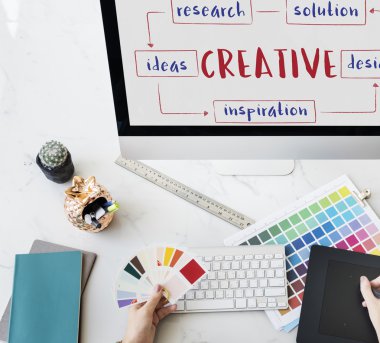 Grafik tablet ile çizim kız 