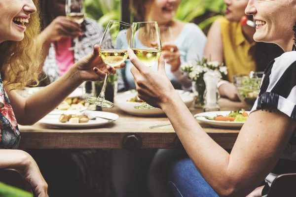 Vrouwen opknoping en samen eten — Stockfoto