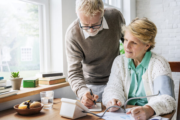 Senior couple checking Blood Pressure — Stock Photo, Image