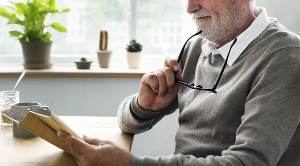 Senior man leesboek — Stockfoto