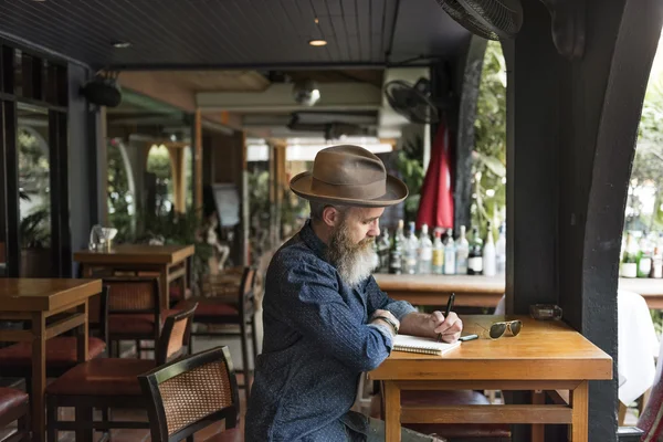 Uomo con barba note di scrittura — Foto Stock