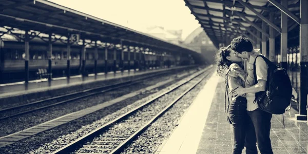 Пара на залізничній станції — стокове фото