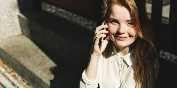 Mädchen telefoniert mit Handy — Stockfoto