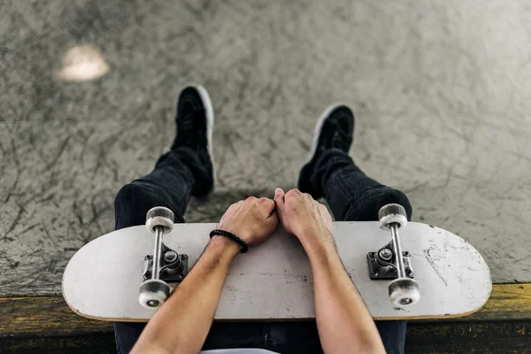 Ковзаняр з скейтбордом — стокове фото
