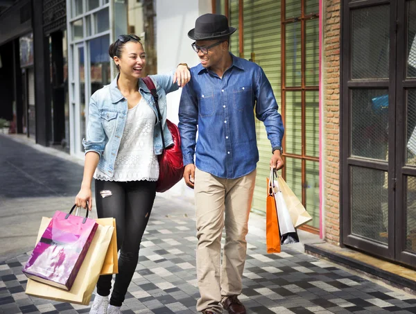 Vrouw en man praten tijdens het winkelen — Stockfoto