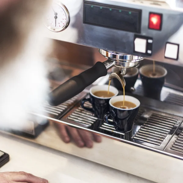 Preparación de café expreso en cafetera — Foto de Stock
