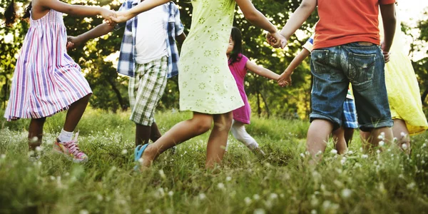 Crianças brincando ao ar livre — Fotografia de Stock