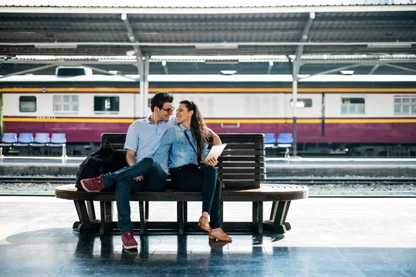 Пара на залізничній станції — стокове фото