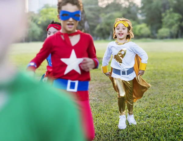 Superhelden-Kinder haben Spaß — Stockfoto