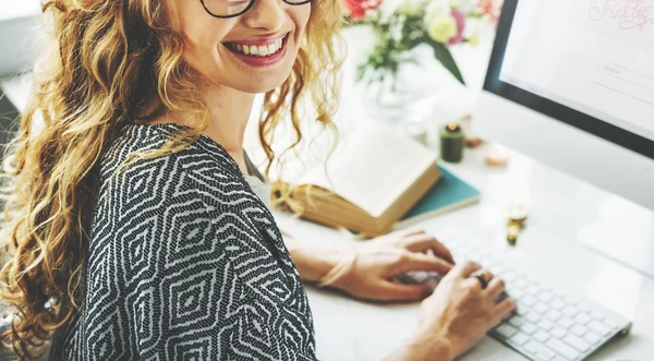 Mulher no escritório trabalhando com computador — Fotografia de Stock