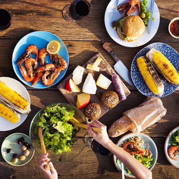 Comida deliciosa à mesa — Fotografia de Stock