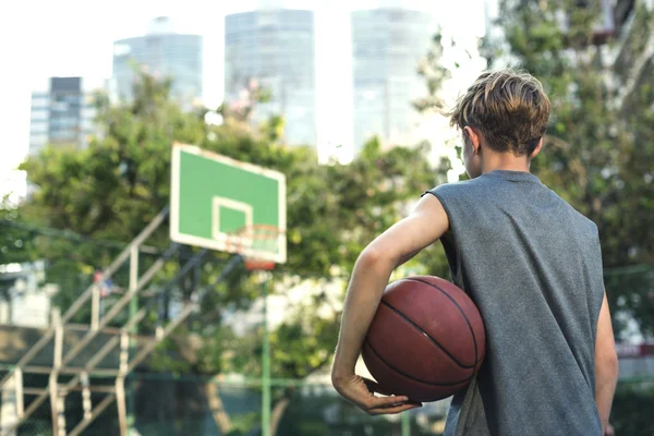 Jongen houdt van basketbal bal — Stockfoto